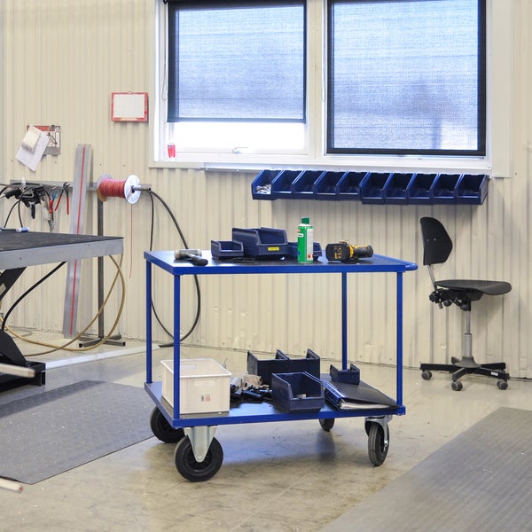 Werkstattinterieur mit Werkzeugwagen, Werkbank und Drehstuhl