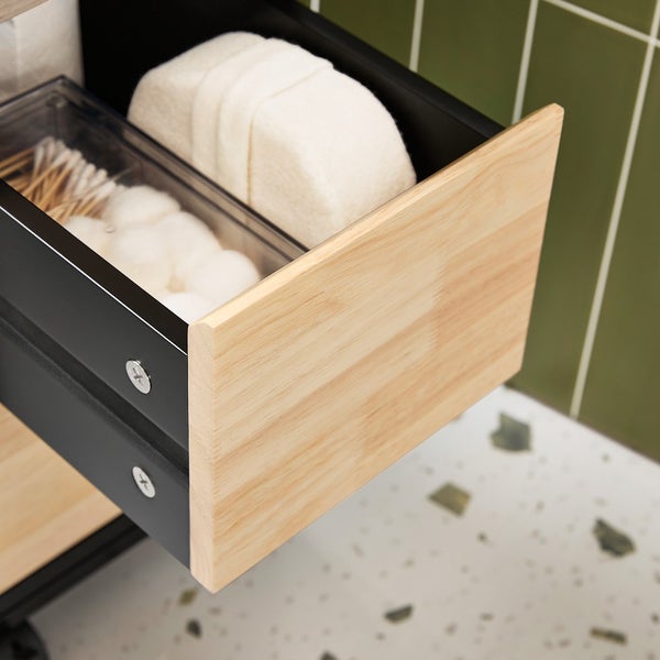 Ausgezogene Badezimmerschublade mit Kosmetikartikeln