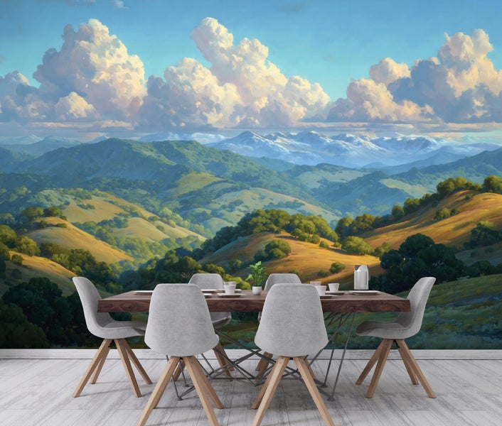 Wandbild mit Berglandschaft, Esstisch und Stühlen für eine helle, einladende Atmosphäre