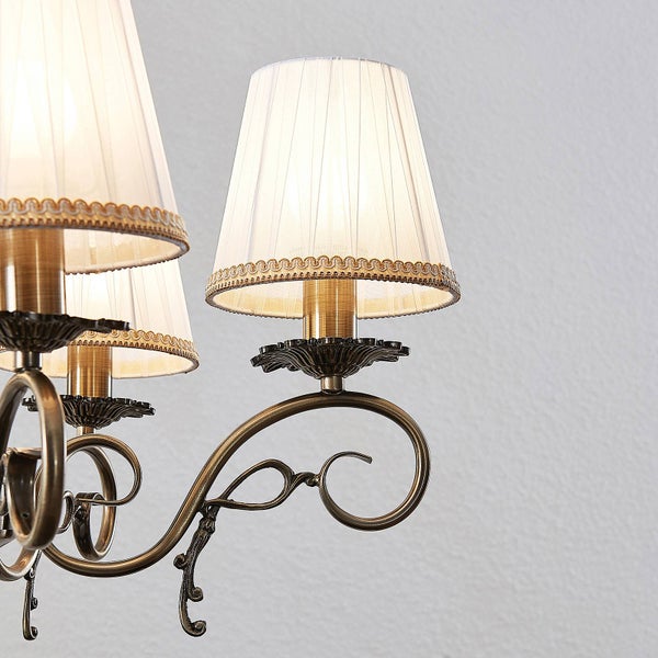 Detailansicht einer Pendelleuchte mit Stoffschirmen und dekorativen Verzierungen