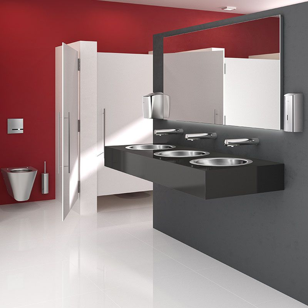 Modernes gewerbliches Badezimmer mit drei Edelstahl-Waschbecken, Wandarmaturen, großem Spiegel und wandhängendem WC.