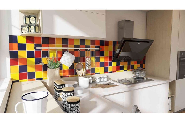 Küchenszene mit bunten Fliesen, Dunstabzugshaube und Kochutensilien auf der Arbeitsplatte