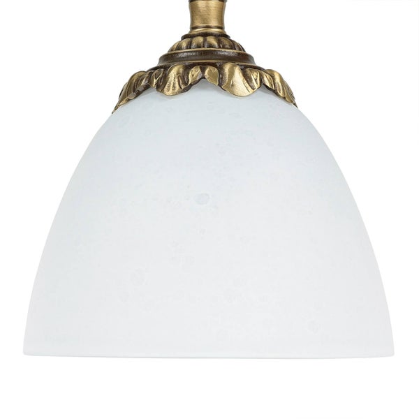 Lampe mit weißem Glasschirm und dekorativer Fassung