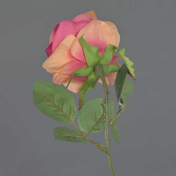 Künstliche Rose in Pink und Orange mit grünem Stiel und Blättern aus Textil.