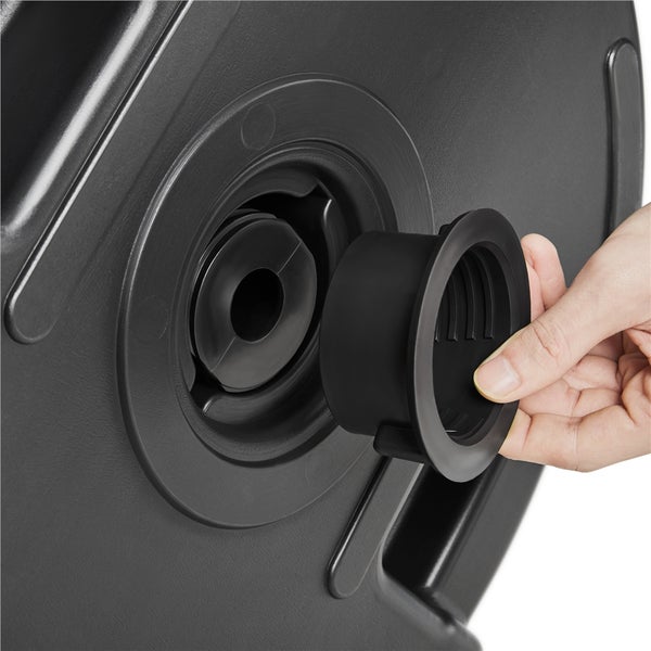 Detailansicht einer Hand, die einen schwarzen Kunststoffverschluss an einen Behälter ansetzt.