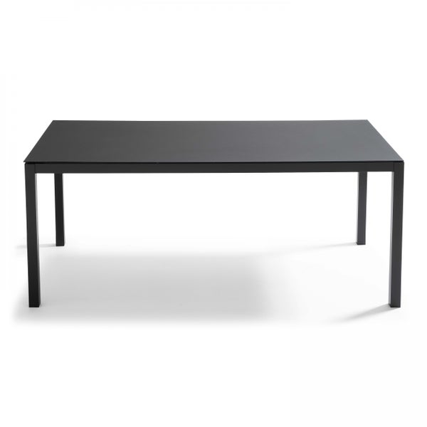 Rechteckiger Gartentisch in Schwarz mit vier quadratischen Beinen.