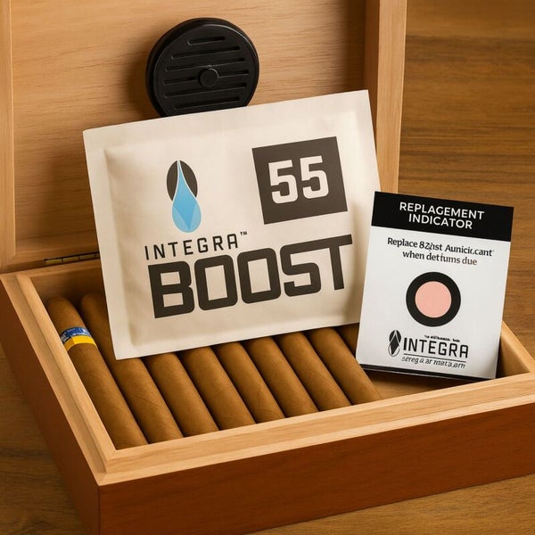 Integra Boost 55 Prozent Feuchtigkeitsregulierer in einem Zigarren-Humidor aus Holz mit Zigarren und einem Austausch-Indikator.