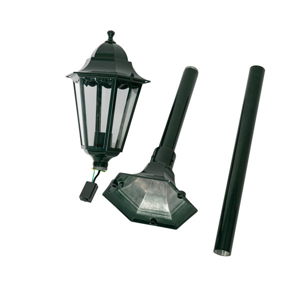 Einzelteile einer klassischen Außenleuchte in Dunkelgrün: Laternenkopf mit Glaseinsätzen, Standfuß mit kurzem Rohr und ein Verlängerungsrohr.