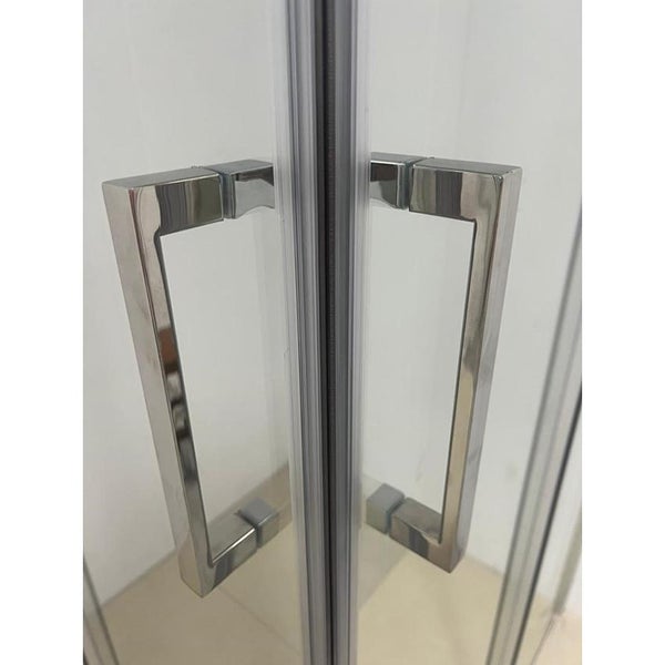 Detailansicht einer Duschkabinentür mit Metallgriffen