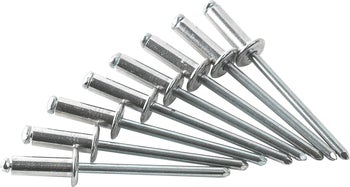 Mehrere Blindnieten aus Metall nebeneinander angeordnet.