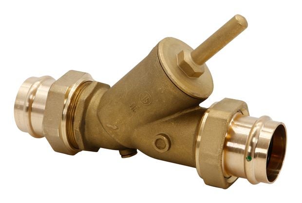 Schrägsitzventil aus Messing mit Pressanschlüssen für die Rohrleitungsmontage.