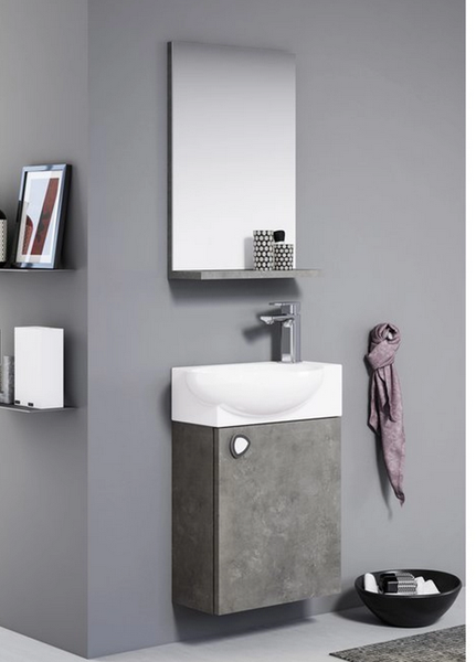 Badezimmer mit Waschtisch, Spiegel und Ablage