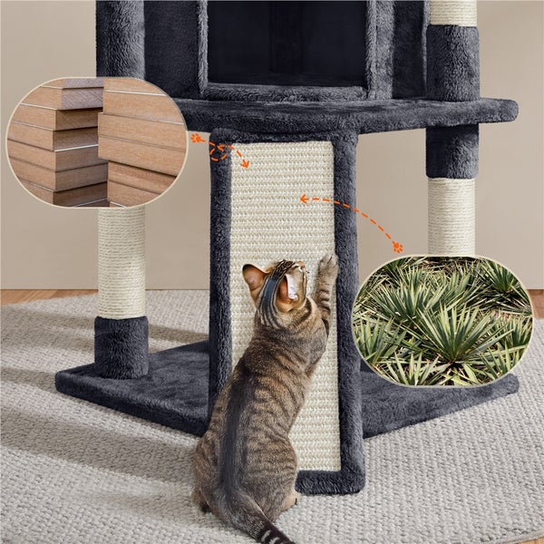 Katze kratzt an einem Kratzbaum mit Sisaloberfläche