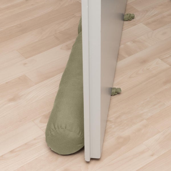 Türdichtung und Zugluftstopper aus Stoff vor einer Tür