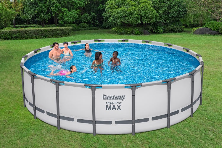 Rundes Bestway Steel Pro MAX Frame Pool Set im Garten mit mehreren Personen, die im blauen Wasser schwimmen und spielen.