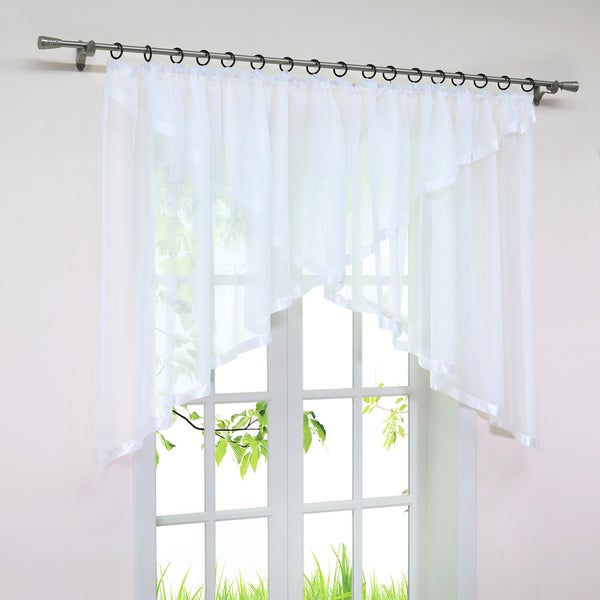 Gardine mit Tunnelzug und Gardinenstange am Fenster