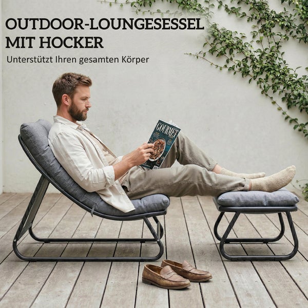 Moderner Outdoor Loungesessel mit passendem Hocker auf einer Holzterrasse während ein Mann darin entspannt.