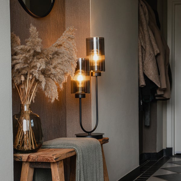 Dekorative Tischleuchte mit zwei Leuchten auf einem Beistelltisch im Flur.