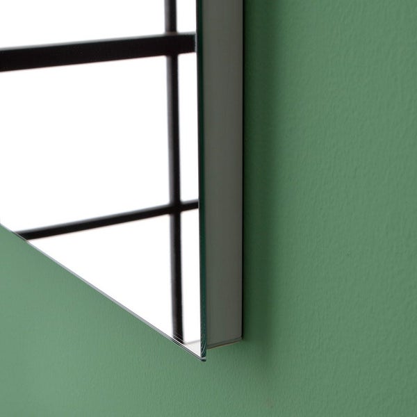 Detailansicht eines Spiegels an einer Wand