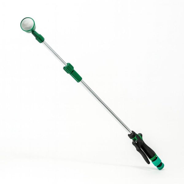 Teleskop-Gießstab mit verstellbarem Aluminiumrohr, Brausekopf und ergonomischem Handgriff mit Auslöser für die Gartenbewässerung.