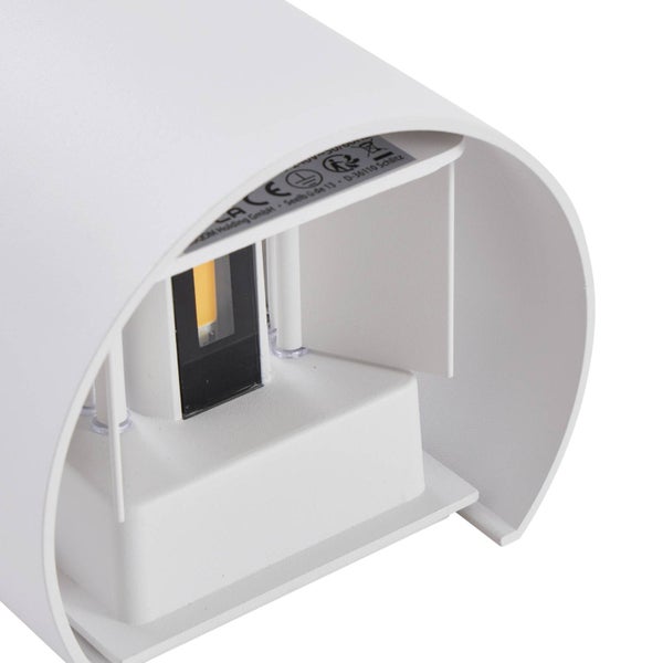 Detailansicht einer weißen Wandleuchte mit LED-Lichtquelle, verstellbaren Klappen für den Lichtstrahl und Hinweisen zur Konformität und Schutzklasse.