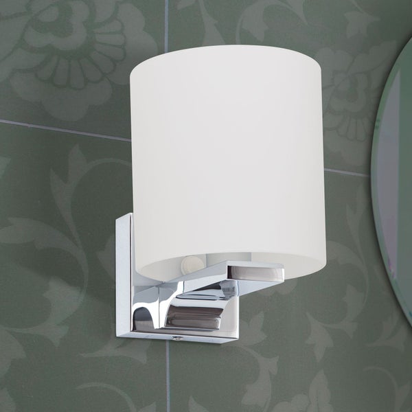 Moderne Wandleuchte mit zylindrischem Glasschirm und verchromter Metallhalterung für den Innenbereich