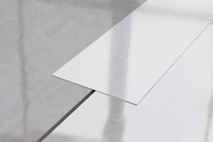 Detailaufnahme einer metallischen Bodenfliese.