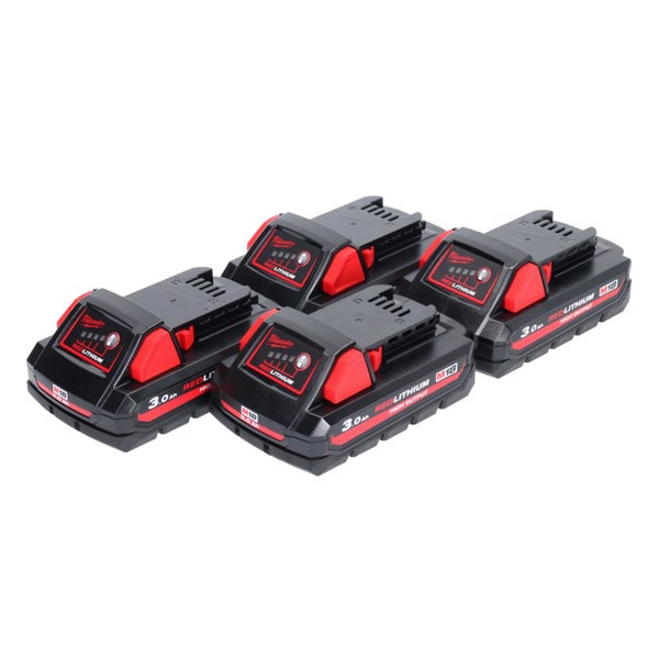 Vier Milwaukee M18 18 Volt Akkus mit 3,0 Amperestunden Kapazität, rot und schwarz, Typ Redlithium High Output.