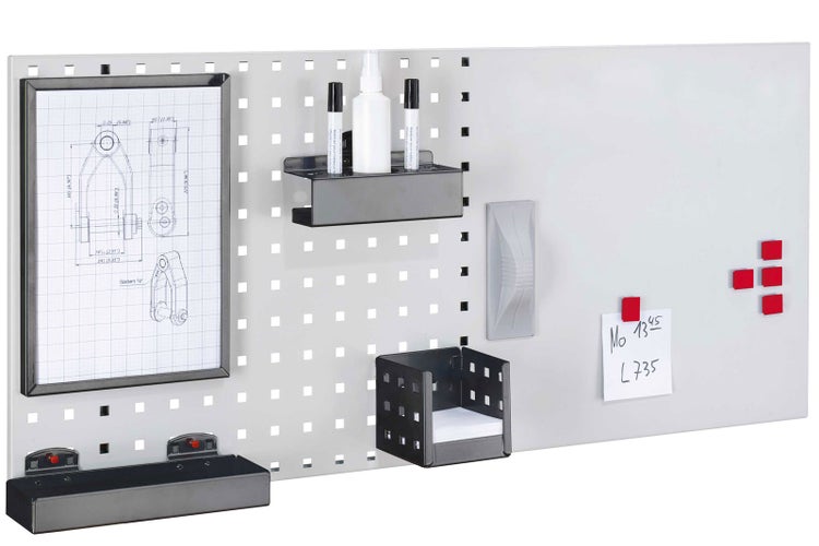 Werkzeugwand mit Zubehör: Rahmen mit technischer Zeichnung, Ablage, Behälter und Whiteboard.