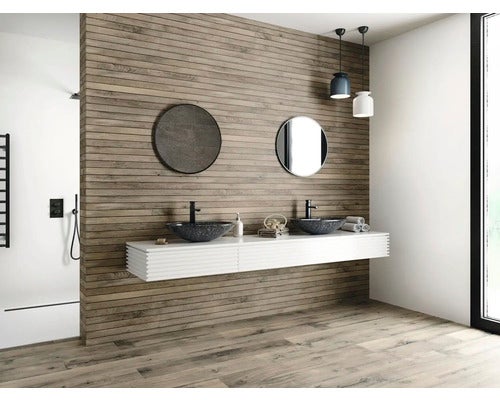 Modernes Badezimmer mit Holzpaneelen, Waschtisch und runden Spiegeln