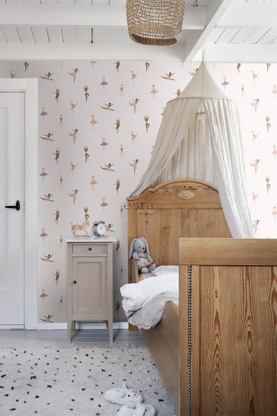 Hell gestaltetes Kinderzimmer mit Bett, Nachttisch und Ballerina-Tapete