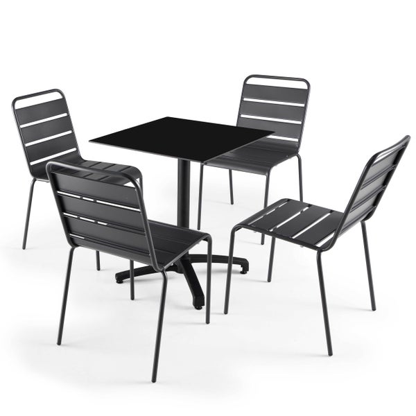Schwarzes Gartenmöbel-Set bestehend aus einem quadratischen Tisch und vier Metallstühlen mit Querstreben.