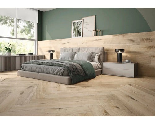 Schlafzimmer mit Holzboden im Fischgrätmuster, Bett und Nachttisch