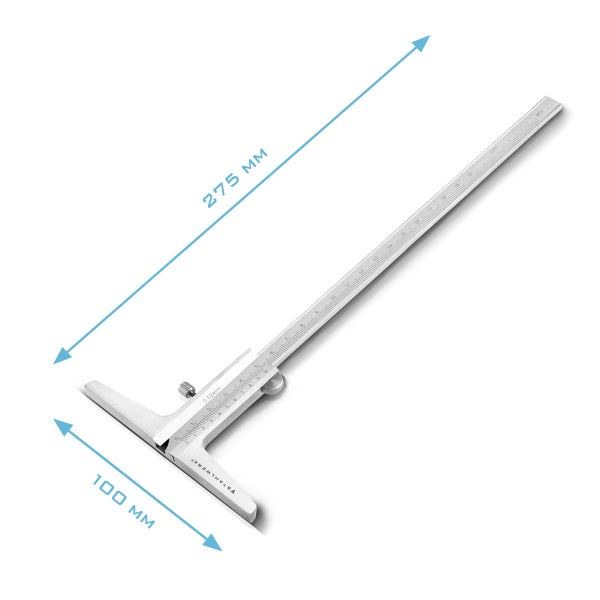 Hand misst mit einem Stahlwerk Reifenprofilmesser aus Edelstahl die Profiltiefe eines Autoreifens. Präzisionswerkzeug mit Millimeterskala.
