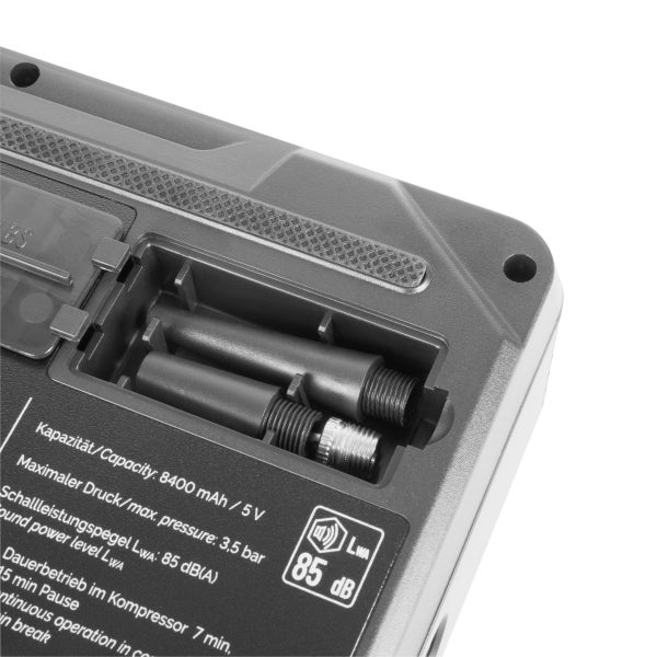 Detailansicht eines Geräts mit offenem Batteriefach und eingesetzten Batterien
