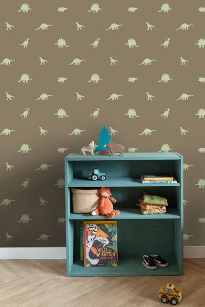 Kinderzimmer mit Dinosaurier-Tapete und blauem Regal mit Spielsachen und Büchern.