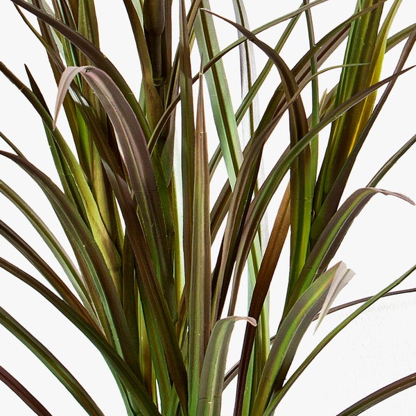 Nahaufnahme der grünen Blätter und braunen Zweige eines künstlichen Olivenbaums.