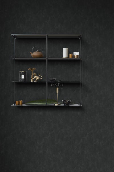 Dekoratives Wandregal mit verschiedenen Dekorationsartikeln