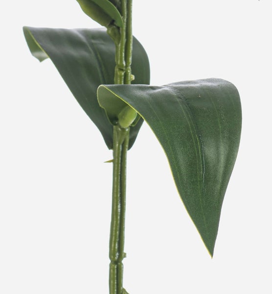 Künstliche Lilie mit einer offenen Blüte und einer Knospe an einem grünen Stiel mit Blättern.