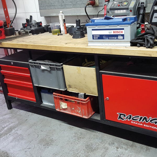 Werkbank mit Bosch Batterie und Aufbewahrungsboxen