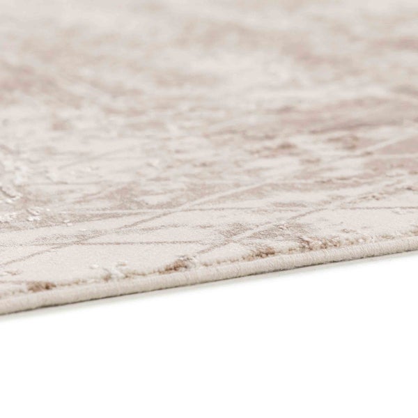 Nahaufnahme eines Teppichs mit abstraktem Muster und eingefasster Kante.