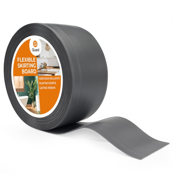 Eine Rolle flexible Weichsockelleiste von Quest zur Wandabschlussgestaltung.