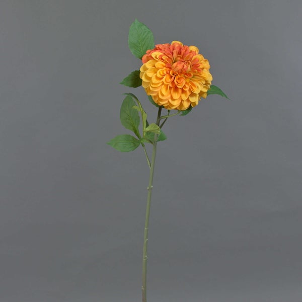 Künstliche Dahlie mit orangefarbener Blüte und grünem Stiel mit Blättern.
