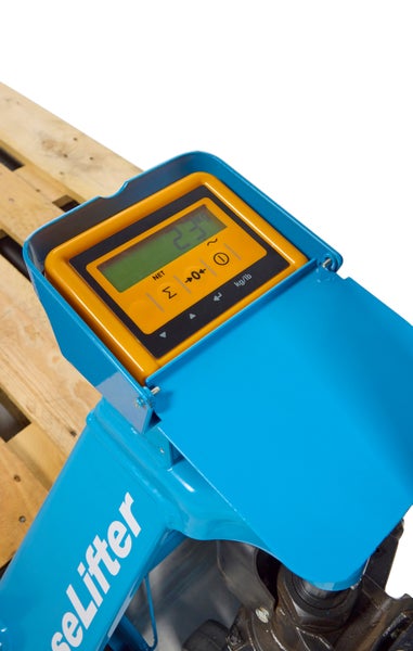 Digitale Anzeige eines blauen Hubwagens mit integrierter Waage, die 23 Kilogramm anzeigt, neben einer Holzpalette.