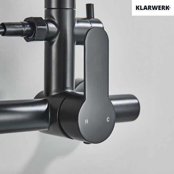 KLARWERK Logo. Nahaufnahme einer mattschwarzen Armatur mit Einhebelmischer und Kennzeichnung für warmes und kaltes Wasser.