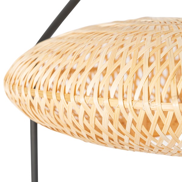 Detailaufnahme einer geflochtenen Lampe aus Rattan mit einem Metallgestell.
