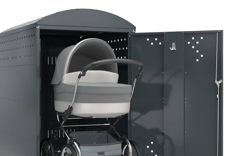 Kinderwagenbox aus Metall mit geöffneten Türen und darin abgestelltem Kinderwagen.