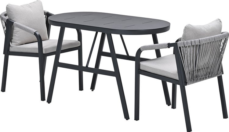 Gartenmöbel-Set bestehend aus einem ovalen Tisch und zwei Stühlen mit Seilgeflecht und grauen Polstern.