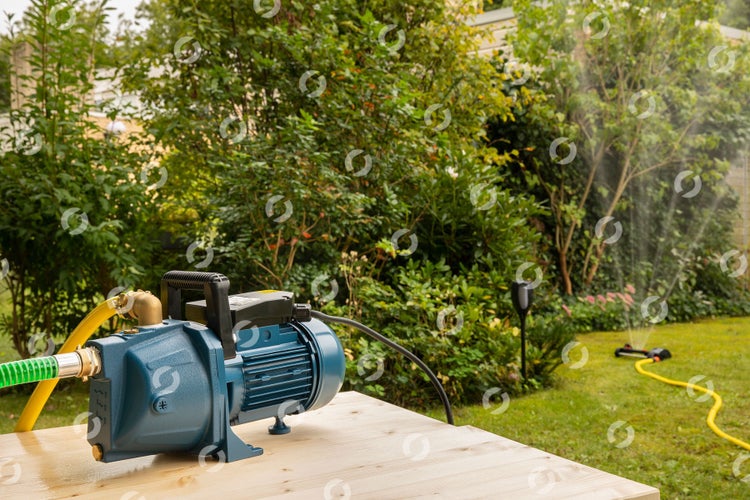 Garten mit Gartenpumpe und Rasensprenger
