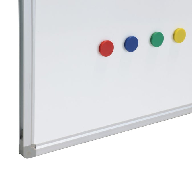 Whiteboard mit Aluminiumrahmen und vier farbigen Magneten auf der magnetischen Oberfläche.